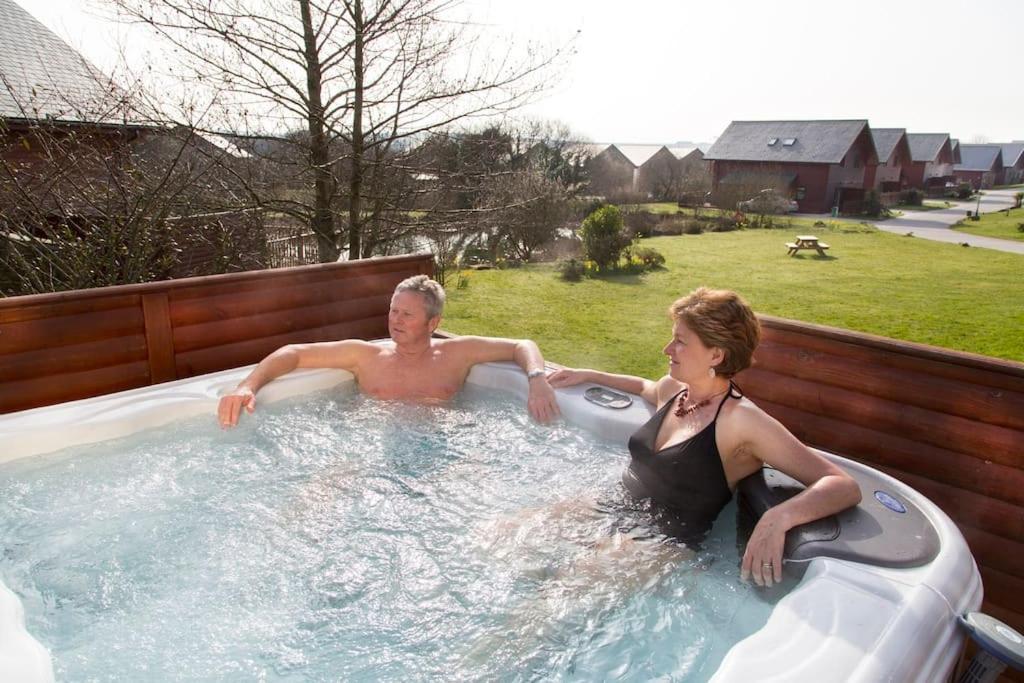 Skylark Sleeps 8 Private Hot Tub & Dogs Welcome Nr Padstow, Resort Pool Bar & Watersports St Columb Major Extérieur photo