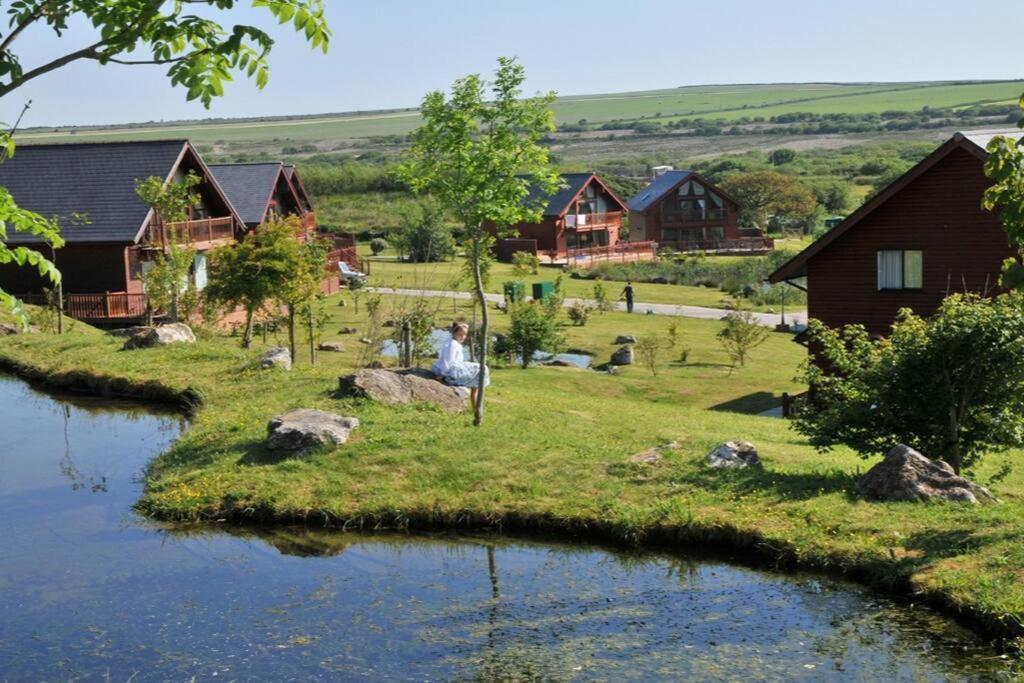 Skylark Sleeps 8 Private Hot Tub & Dogs Welcome Nr Padstow, Resort Pool Bar & Watersports St Columb Major Extérieur photo