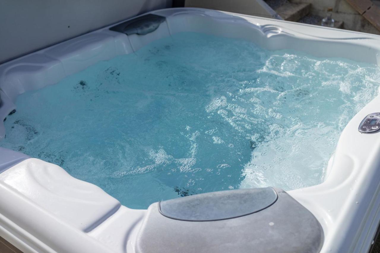 Skylark Sleeps 8 Private Hot Tub & Dogs Welcome Nr Padstow, Resort Pool Bar & Watersports St Columb Major Extérieur photo